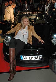Eva Gr&uuml;nbauer auf dem neuen 911 GT 2 Typ 977 (Foto: Peter v. Oppen)