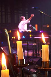 Eine Candle-Light Party zum Auftakt mit Chris de Burgh am Piano und der Gitarre (Foto: Martin Schmitz)