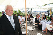 Beauty GmbH Chef Joihann Wiesner begrüsste zahlreiche Gäste zur Kokoii Premiere auf der Dachterasse des Bayerischen Hofes