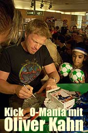 Oliver Kahn signiert für Kick-o-mania Fans (Foto: Martin Schmitz)