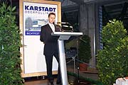 Thomas Mader, Geschäftsführer des Hauses Karstadt Oberpolliner begrüsst die Richtfest Gäste (Foto: Martin Schmitz)