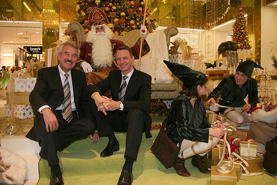 Weihnachtliche Glanz in ihrem Haus: Oberpollinger Geschäftsführer Alfred Ament und Robert Waloßek (v.l.n.r.) (Foto: Martin Schmitz)