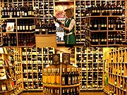 Gro&szlig;es Wein-Sortiment der Galeria-Gourmet- Weinabteilung am Marienplatz (&copy;Foto: Marikka-laila Maisel)