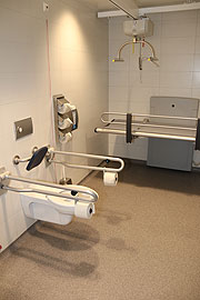 höhenverstellbare Pflegeliege und ein Personen-Lifter in der Behinderten Toilette (©Foto: Martin Schmitz)