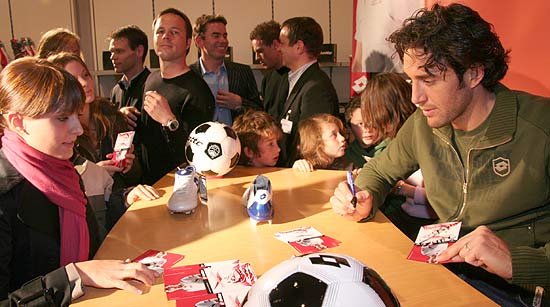 Autogrammstunde mit Luca Toni am 13.12.2007 bei Sport Scheck (Foto. Martin Schmitz)