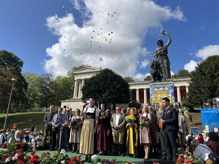 Abschlußbild unter der Bavaria Luftballons, Bayernhymne und Münchner Kindl (©Foto. Martin Schmitz)