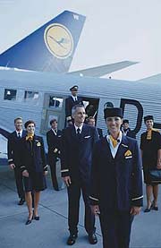 Aktuelle Uniformen seit 2002 (Foto: Peter Pfander/Lufthansa)