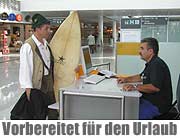 Für die Urlaubswelle gerüstet...ist dieser surfende Fluggast ebenso wie der Flughafen München (Foto: Werner Hennies/FMG)
