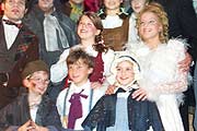 Mit die Hauptakteuere: die Kinder im Musical, hier mit Judith Hildebrandt (Engel der Weihnacht / Belle)  (Foto: Martin Schmitz)