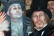 Peter Trautwein als Geist Marley und Jan Gebauer in der Rolle des Ebenezer Scrooge (Foto: Martin Schmitz)
