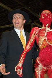 Körperwelten:  Prof. Günther von Hagens mit einem Körper-Plastinat (Foto: Martin Schmitz)