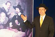 Gunther von Hagens mit Vorbild (Foto: Martin Schmitz)