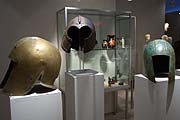 Helme aus vorchristlicher Zeit bei Jean-David Cahn (Foto: Martin Schmitz)