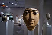 Gesichtsmaske einer Frau vo einem antropoiden Sarg aus dem 7.-6. Jhrd. v.Chr bei Jean David Cahn (Foto: Martin Schmitz)