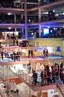 Hgh Tech Mercedes-Benz Cntrum und die Kunst (Foto: Martin Schmitz)