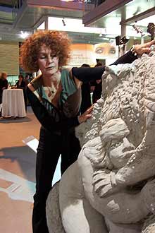 Karen LaKar vor Skulptur "Mensch und Krokodil"