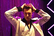 Als Tony Manero wird Ron Holzschuh - bekannt aus der ARD Serie "Verbotene Liebe" - die Tanzfläche erobern (Foto: Martin Schmitz)