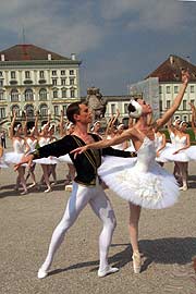 48 Ballet"Schwäne", Primaballerina Elena Kulagina und Solotänzer Roman Geer  zeigten sich vor Schloß Nymphenburg der Presse und verblüfften Touristen (Foto: Martin Schmitz)