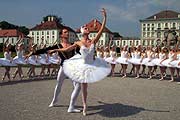 48 Ballet"Schwäne", Primaballerina Elena Kulagina und Solotänzer Roman Geer  zeigten sich vor Schloß Nymphenburg der Presse und verblüfften Touristen (Foto: Martin Schmitz)