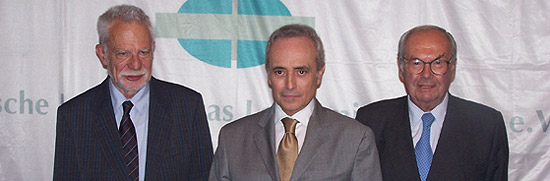 Prof. Hermann Heimpel (li.), Vorsitzender des Projektausschusses der Deutschen José Carreras Leikemie Stiftung e.V. ,  José Carreras (Mi.),  Karl Scheufele (Chopard, re.) stellv. Vorstand der Stiftung (Foto. Martin Schmitz)
