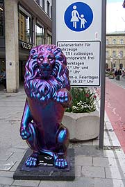 Mini Löwe vor dem Fußgängerschild in der Residenzstraße (Foto. Martin Schmitz)