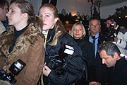 Schlange stehen und warten hie&szlig; es f&uuml;r die vielen Fotografen, denn vor dem Tisch mit Herrn Andreas und Roberto Blanco ging es eng zu (Foto: Martin Schmitz)