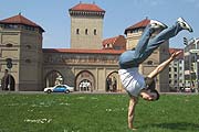 Der "Footloose" Tänzer macht sich schon mal warm vor dem Isartor (Foto: Marikka-Laila Maisel)