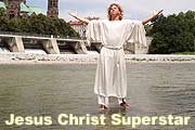 Jesus Christ Superstar Darsteller Gavin Esham versucht sich an der Überquerung der Isar (Foto: Marikka-Laila Maisel)