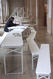 Treetrunk Bench, Jurgen Bey , 1999, bronze casts of existing chairs, treetrunk, 45 x 400 x 100 cm, produced by Droog B.V. (Foto: Haus der Kunst)