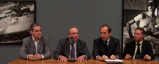 Direktor Dr. Johann Georg Prinz von Hohenzollern (2. v. l.) stellte am 31.08.2005 die  Ausstellung der Presse vor (Foto. Martin Schmitz)