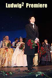 Rosen und Standing Ovations bei der Premiere (Foto: Martin Schmitz)