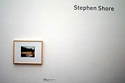 Eher kleinformatige Fotos sind in einem Raum zu sehen, der Stephen Shore gewidmet ist (Bild: Martin Schmitz)