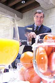 Prof. Dr. Reinhold Baumstark, Generaldirektor der Bayerischen Staatsgemäldesammlungen,  stellt den Katalog vor (Foto: Martin Schmitz)