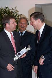 Zum Abschied gabs Geschenke wie z.B. ein Stück vom Transatlantik Kabel von 1874 und ein modernes Siemesn Handy SF 65 (Foto: Martin Schmitz)