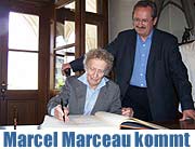 Münchens OB Christian Ude und Marcel Marceau beim Eintrag ins Große Gästebuch der Stadt München (Foto: Martin Schmitz9