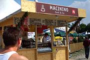 Macinino Café vor dem Zelt (Bild: Martin Schmitz)