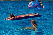 Im Nichtschwimmer auf der Luftmatraze (Foto: Martin Schmitz)