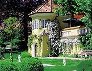 Umgeben von einem prächtigen Park ist das Alte Badhaus im Park des Heilbads Krumbad ein besonders romantisches Motiv. Im Sommer befindet sich dort ein Terrassencafé (Foto: Bad Krumbad).