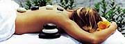 Jüngste Spezialität im Heilbad Krumbad bei Krumbach in Schwaben ist die La Stone Therapie, ein Rücken- oder Ganzkörperbehandlung mit duftenden Ölen und erhitzen Kieseln und Lavasteinen (Foto: Bad Krumbad)