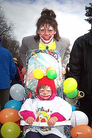 Schon im Kinderwagen geht es rund (Foto: Martin Schmitz)