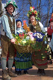 Tanzleher Roland erhält von den Marktfrauen zum Abschied einen Korb (Foto: Martin Schmitz)