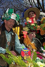 Tanzleher Roland erhält von den Marktfrauen zum Abschied einen Korb (Foto: Martin Schmitz)