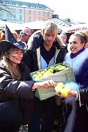 Torsten Fink vom FC Bayern und Narrhalla Prinzessin verkaufen Obst (Foto: Martin Schmitz)