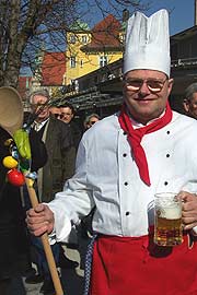 fescher Koch mit Freibier vom Hacker-Durstlöschzug (Foto: Martin Schmitz)