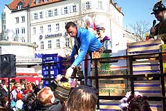 Früchteversteigerung am Stand der Firma Fruitique zu Gunsten der McDonals Kinderhilfe (Foto: Martin Schmitz)