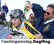 Faschingsrenntag Daglfing am 23.2. - die Siegertaufe (Foto: Martin Schmitz 2003)