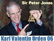 Statur und Hintergründigkeit passen: der Karl-Valentin Orden 2006 geht am 20.1.2006 an Opernintendant Sir Peter Jonas (Foto: Martin Schmitz)
