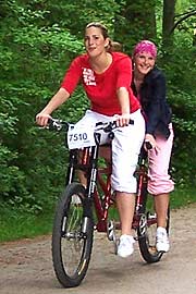 Gracia & Steffi auf einem Mountainbike-Tandem (Modell "Extreme" mit Federgabel 15 cm Federweg, ideal für Fahrten im Gelände, ca. 19,6 kg, ca. 6.690 Euro) (Foto:Marikka-Laila Maisel)