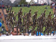 Für die Sieger gibt es 2004 erstmals eine (in Griechenland hergestellte) Skulptur (Foto: Martin Schmitz)