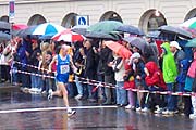 Tausende jubeln beim Regenmarathon am 11.8.2002 (Bild: Martin Schmitz)